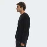 Buzo tejido de punto rib en color negro, con cuello redondo, mangas largas y corte holgado. Presenta un pequeño logo bordado en el pecho y una estampa en la espalda.