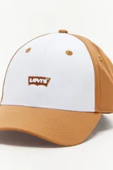 Gorra de béisbol Levi's con diseño bicolor, combinando paneles frontales en color blanco y paneles laterales y visera en color tostado. Presenta el logo de la marca bordado en el centro del frente.
