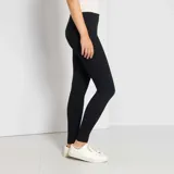 Legging negro liso con costuras verticales en el frente.