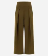 Pantalón de corte barrel color verde oliva, con cintura alta, pliegues delanteros y pernera ancha. Confeccionado en tejido con caída estructurada.