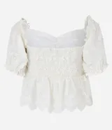 Blusa peplum color blanco, confeccionada en algodón, con escote corazón, mangas abullonadas cortas y bordado floral.