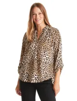 Blusa de gasa con estampado animal print en tonos beige, marrón y negro. Presenta cuello a la base, escote en V y mangas largas con presilla y botón para regular el largo.