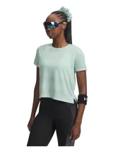 Remera deportiva de manga corta Under Armour, confeccionada en tejido técnico ligero con textura de jacquard para mayor ventilación. Presenta un corte holgado con cuello redondo y bajo con aberturas laterales.