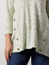Blusa de algodón labrado marca Ruby Rd, con estampado abstracto en blanco y celeste, escote en V, mangas tres cuartos y aplique de botones en los laterales. Corte asimétrico.