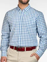 Camisa de hombre a cuadros rojos, azules y blancos, de manga larga y corte clásico.