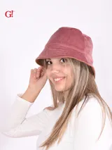 Sombrero tipo bucket reversible, color rosado en un lado y marrón claro en el otro.