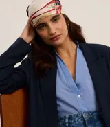 Pañuelo cuadrado de satén de poliéster con estampado de guarnición.