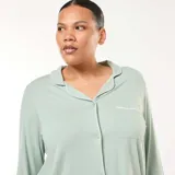 Conjunto de pijama de dos piezas color verde menta, compuesto por una camisa de manga larga con cuello solapa, cierre frontal de botones y bolsillo en el pecho, y un pantalón largo de corte recto con cintura elástica.