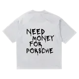 Remera blanca de corte oversize con estampa en la espalda con la frase "Need Money For Porsche" en color negro.