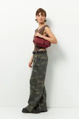 Body blanco elastizado, cavado, de manga corta, cuello bote y espalda abierta.