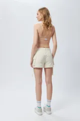 Top sin mangas a rayas horizontales blancas y negras.