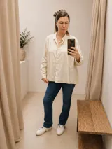 Camisa oversize de manga larga color beige, confeccionada en mezcla de lino y fibrana, con cuello camisero y cierre frontal con botones.