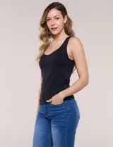 Musculosa básica blanca de punto elastizado, con escote redondo pronunciado al frente y en la espalda, sin mangas y con breteles anchos.