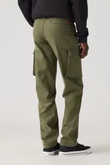 Pantalón cargo verde oliva de corte tapered, con bolsillos laterales y traseros con solapa.