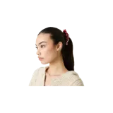 Coletero para el pelo tipo scrunchie de satén rojo con estampado de corazones blancos y borde en tono crudo. Incluye etiqueta decorativa con la inscripción "Always Grateful".