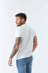Remera básica de hombre con escote en V y manga corta. Presenta un diseño liso con logo bordado en el pecho.