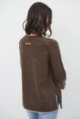 Buzo de tejido de punto color beige, con corte relajado, cuello redondo y mangas largas. Presenta detalles de terminaciones en color azul marino en los puños y en el ruedo inferior.