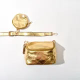 Bandolera dorada con correa ajustable y monedero redondo extraíble.