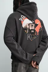 Sudadera con capucha de corte relajado y efecto lavado, confeccionada en mezcla de algodón con interior afelpado. Presenta manga larga, puños y bajo en rib, bolsillo frontal tipo canguro y estampado gráfico de Post Malone en el pecho.