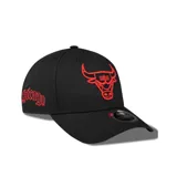 Gorra de béisbol blanca con el logo de Los Angeles Lakers bordado en el frente en color púrpura.