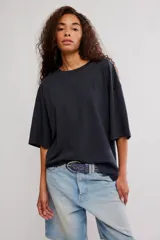 Remera de algodón muy suave, de calce oversize y silueta recta, con escote redondo y costura de hombro caída, en color gris oscuro.