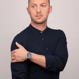 Reloj Maserati Successo con caja plateada y bisel dorado rosado, cuadrante azul con detalles en dorado rosado y correa de cuero azul.