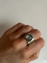 Anillo regulable hecho a mano en bronce, con diseño ancho y piedra de ágata incrustada.