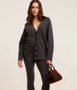 Pantalón legging de punto color gris oscuro, tiro alto, con cintura elástica y cinta estribo para ajuste en el pie.
