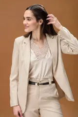 Blazer clásico de corte estructurado y diseño atemporal, con solapas tradicionales, cierre frontal de un botón y bolsillos laterales, ideal para un look sofisticado.