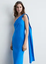 Vestido midi de diseño entallado y cuello asimétrico con un solo hombro. Presenta un detalle de pliegue en el tirante que cae como una capa larga y volante en el bajo. Incluye forro interior y cierre de cremallera lateral.