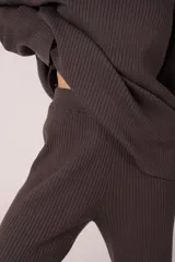 Conjunto de dos piezas compuesto por un sweater de cuello alto y pantalón de corte recto, ambos confeccionados en tejido de punto acanalado.