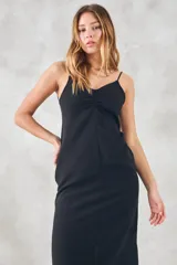 Vestido midi negro de viscosa con breteles finos y escote en V con frunce.