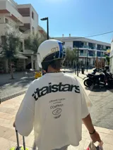 Remera negra de algodón con estampado blanco en la espalda con el logo de la marca y la frase "European Tour by Ittai Stars Company".