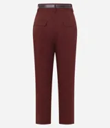 Pantalón zanahoria de cintura alta color crudo, confeccionado en viscolino con trabillas en la cintura, pliegues y solapas traseras. Incluye cinturón fino con hebilla confeccionado en PU.