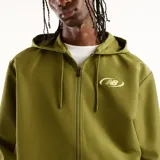 Campera New Balance de hombre, modelo Trackside, color verde militar, con capucha, cierre frontal completo y puños elásticos. Presenta el logo de la marca en el pecho.