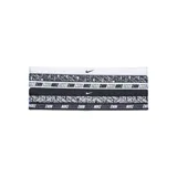 Pack de seis vinchas deportivas Nike de diseño elástico, con variaciones en blanco y negro que incluyen estampados con logo y texto, así como opciones lisas con el logo bordado.