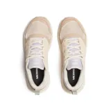 Championes Merrell de senderismo y uso urbano, confeccionados en una combinación de piel de ante y malla transpirable. Presentan un diseño en tonos beige, con cierre de cordones, cuello acolchado y una entresuela ligera de espuma EVA que proporciona estabilidad y absorción de impactos.