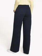 Pantalón chino azul marino de corte recto, con cierre de botón y cremallera, y diseño clásico de cuatro bolsillos. Confeccionado en mezcla de algodón orgánico y elastano con el logo bordado de la marca.