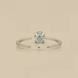 Anillo de plata 925 con topacio celeste engarzado en 6 puntas.