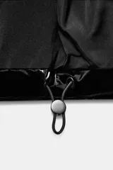 Anorak acolchado de efecto brillante con tejido cortavientos y repelente al agua. Presenta cuello subido, cierre frontal con cremallera, bolsillos delanteros con forro polar y cierre de cremallera, y mangas largas con puños elásticos. El bajo es ajustable con cordones elásticos laterales.