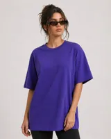 Remerón de corte oversize, color violeta, con cuello redondo y mangas cortas. Confeccionado en algodón.