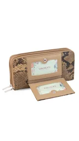 Billetera larga de diseño rectangular en tono beige, confeccionada en símil cuero con textura combinada. Cuenta con doble compartimento principal con cierre, solapa frontal con broche a presión, visor para documentos y tarjetero extraíble. Incluye monedero interno y múltiples espacios para billetes y tarjetas.