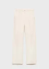 Pantalón de jean estilo wide leg color crudo, de tiro alto con cierre frontal de cremallera y botón, bolsillos laterales y bolsillos de parche traseros.