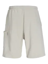 Short de jogging color beige con corte relajado, cintura elastizada con cordón de ajuste y bolsillos laterales.