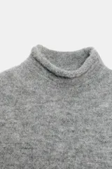 Jersey de punto suave con cuello subido y manga corta, con acabados en vuelta en los bordes.