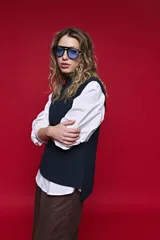 Chaleco de punto liviano color azul marino, con cuello alto y diseño sin mangas de silueta relajada.