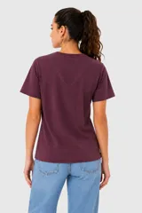 Remera de algodón de corte holgado, con cuello en V y mangas cortas.