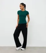Remera deportiva de microfibra con cuello redondo y manga corta, de corte ajustado al cuerpo.