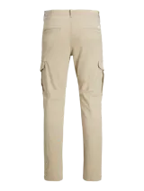 Pantalón cargo slim fit color beige, con tiro medio, cierre de cremallera, bolsillos laterales y bolsillos cargo en los muslos.