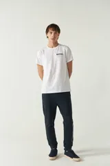 Pantalón de jogging negro de felpa con logo en goma, puños ajustados y cintura ajustable con cordón. Tiene bolsillos laterales.